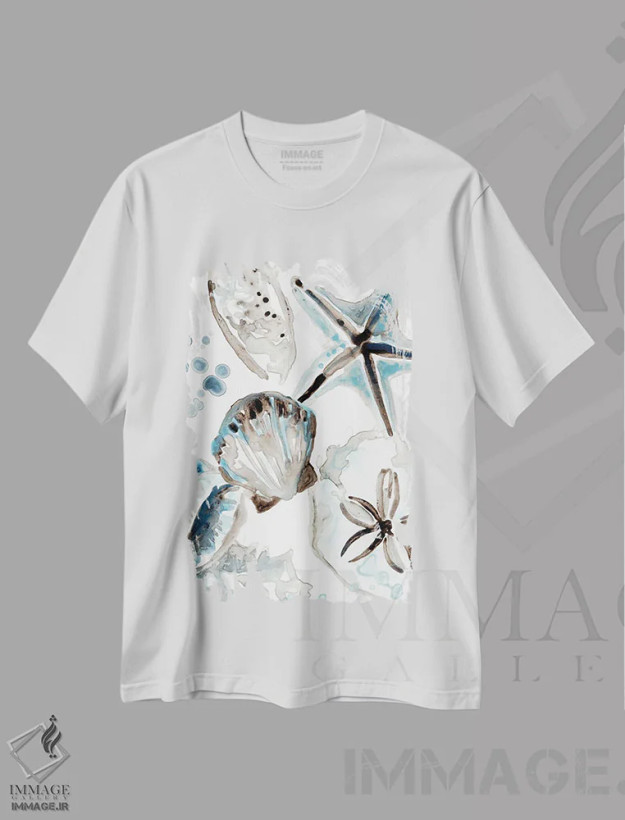 تیشرت سفید طرح دار صدف های آبی آسمانی ۱، تزئینی اثر جون اریکا وس | فروشگاه ایماژ