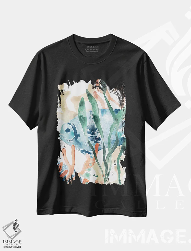 تیشرت مشکی طرح دار در میان جلبک های دریایی ۲، مدیوم اثر جون اریکا وس | immage.ir