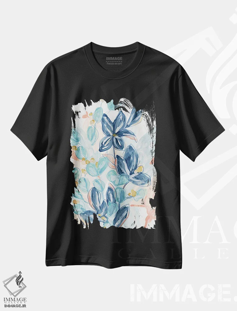 تیشرت مشکی طرح دار آبی های شکوفا ۱ اثر جون اریکا وس | فروشگاه ایماژ