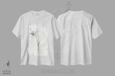 تیشرت سفید طرح دار اشارهٔ گل گون خنثی نهم، دکور معاصر اثر جون اریکا وس | immage.ir