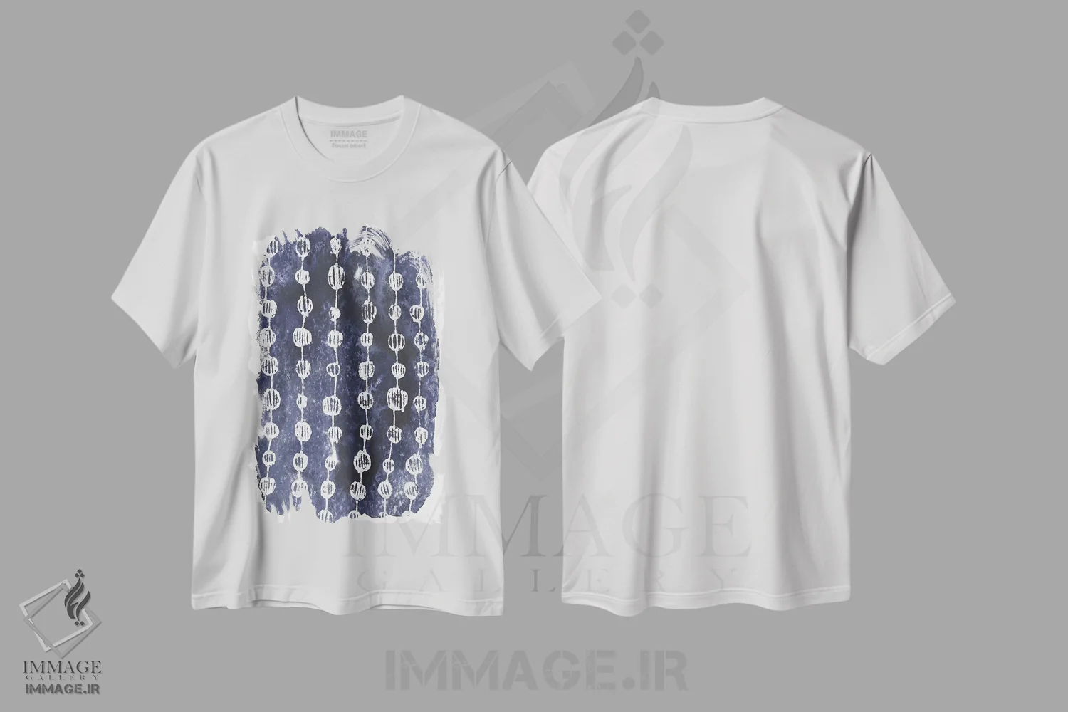 تیشرت سفید طرح دار برش باتیک نیلی یکم اثر جون اریکا وس | immage.ir