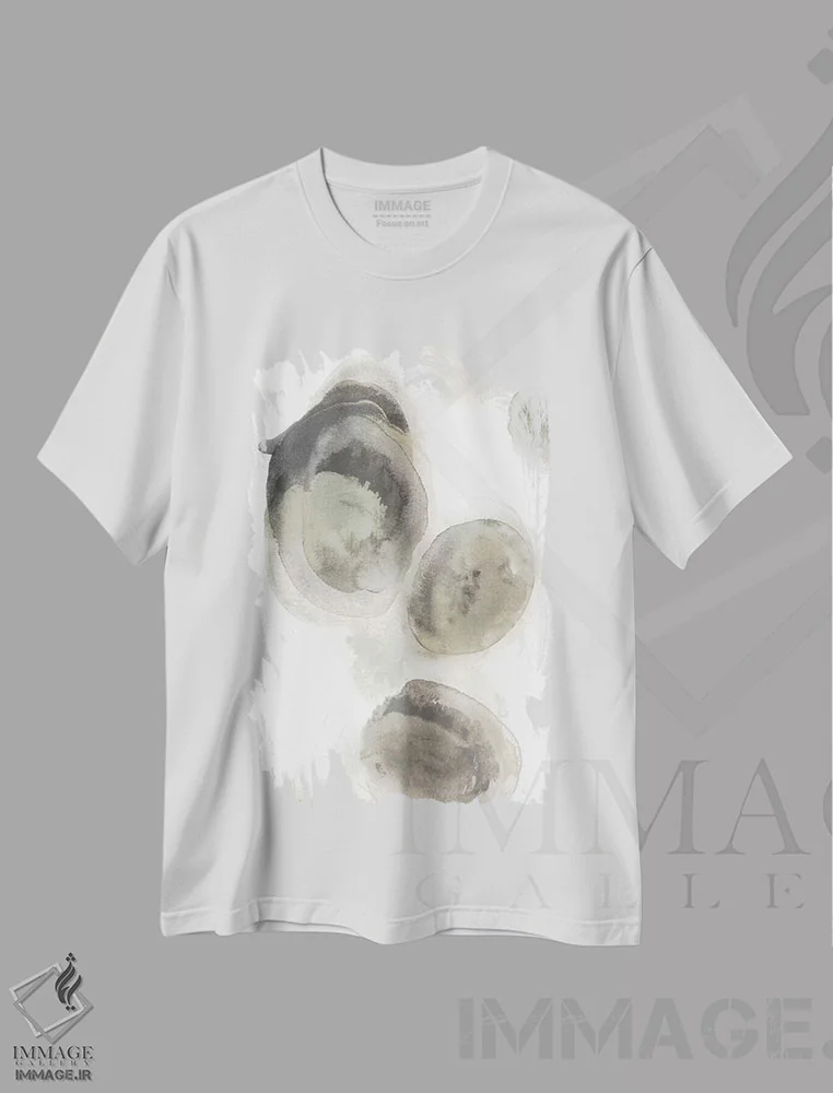 تیشرت سفید طرح دار سنگ های آبی یکم اثر جون اریکا وس | فروشگاه ایماژ
