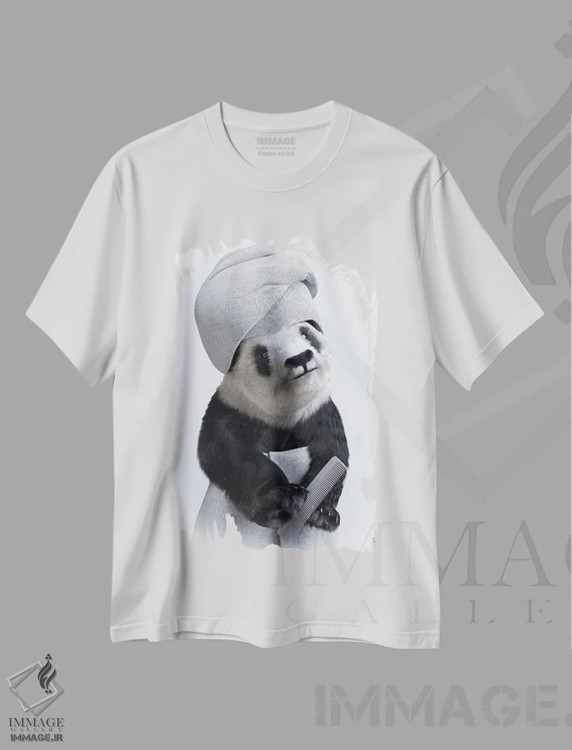 تیشرت سفید طرح دار پاندا در وان، حیوانات با حوله حمامی، هنر دیجیتال اثر جوفری فیلیپ | immage.ir