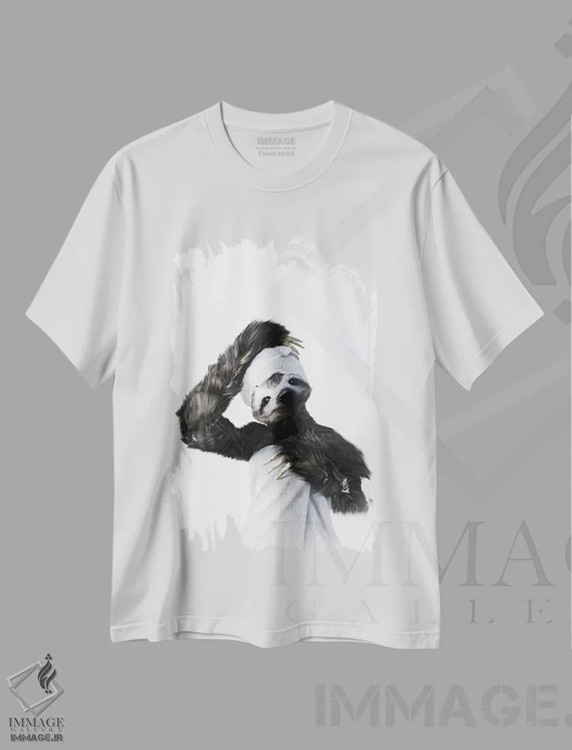 تیشرت سفید طرح دار تنبل در وان، هنر دیجیتال اثر جوفری فیلیپ | immage.ir