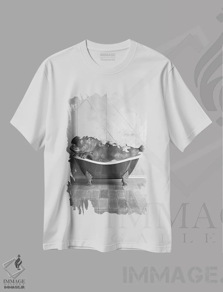 تیشرت سفید طرح دار اسب آبی در وان، هنر دیجیتال اثر جوفری فیلیپ | immage.ir