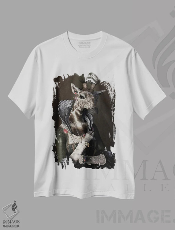 تیشرت سفید طرح دار پرتره زرافه به سبک رنسانس قدیمی، هنر دیجیتال اثر جوفری فیلیپ | immage.ir