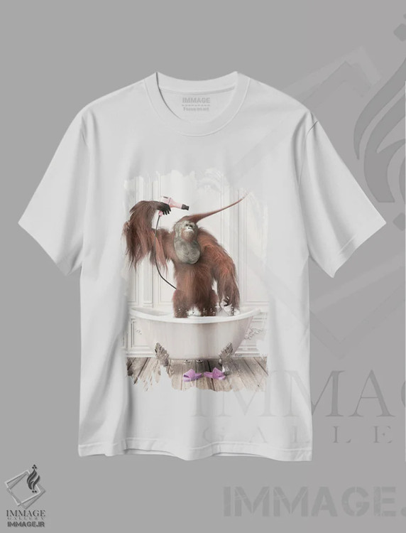 تیشرت سفید طرح دار اورانگوتان ها در حمام، هنر دیجیتال اثر جوفری فیلیپ | فروشگاه ایماژ