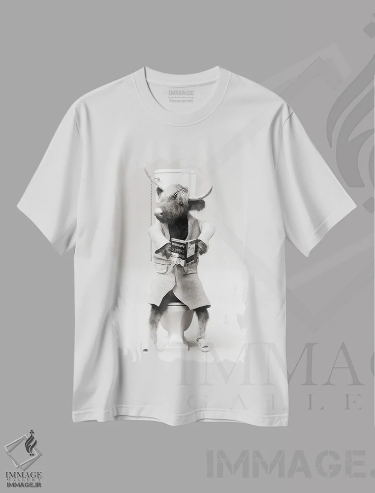 تیشرت سفید طرح دار گاو کوهستانی در توالت، هنر دیجیتال سیاه و سفید اثر جوفری فیلیپ | immage.ir
