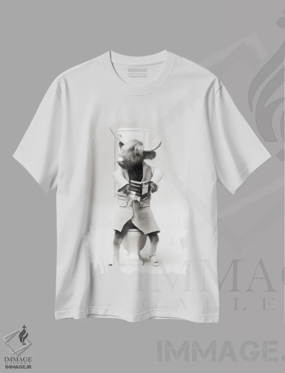 تیشرت سفید طرح دار گاو کوهستانی در توالت، هنر دیجیتال سیاه و سفید اثر جوفری فیلیپ | immage.ir