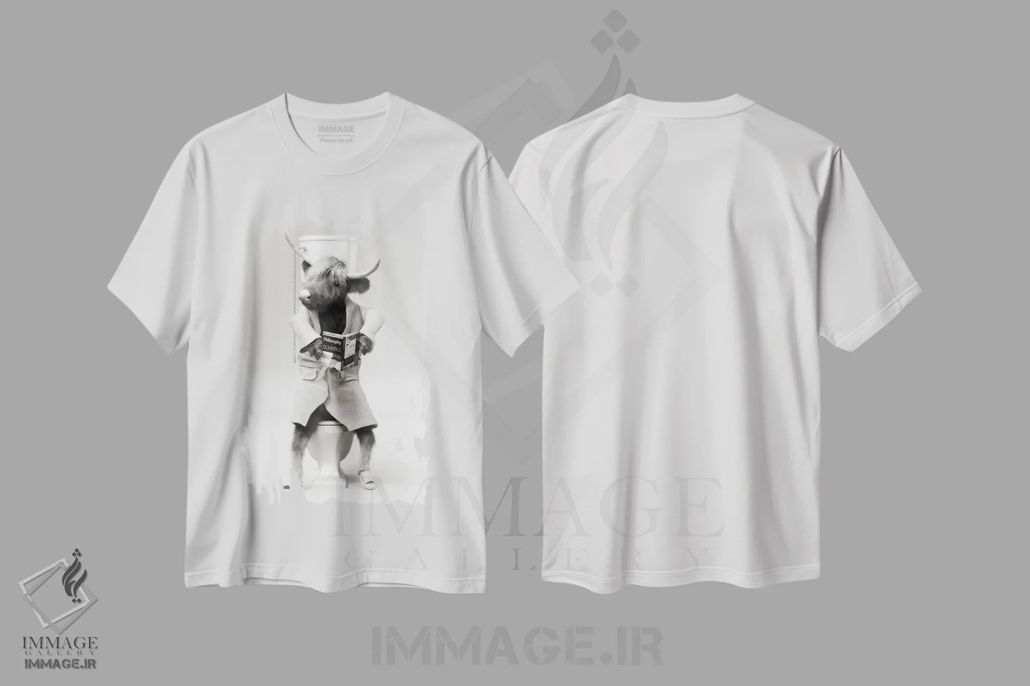 تیشرت سفید طرح دار گاو کوهستانی در توالت، هنر دیجیتال سیاه و سفید اثر جوفری فیلیپ | immage.ir