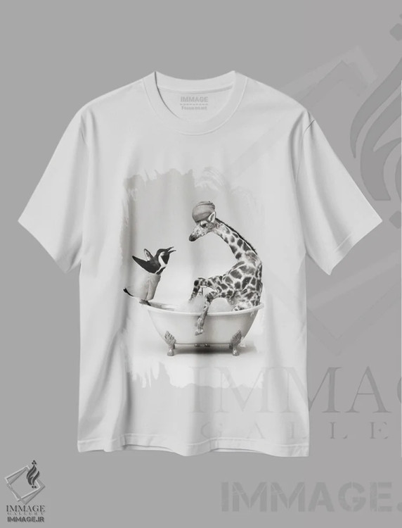 تیشرت سفید طرح دار پنگوئن و زرافه در حمام، هنر دیجیتال سیاه و سفید اثر جوفری فیلیپ | فروشگاه ایماژ