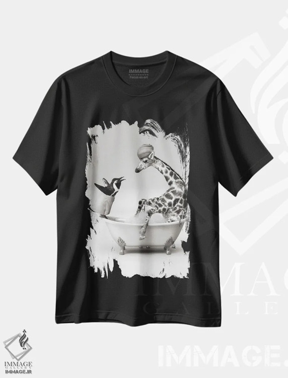 تیشرت مشکی طرح دار پنگوئن و زرافه در حمام، هنر دیجیتال سیاه و سفید اثر جوفری فیلیپ | immage.ir