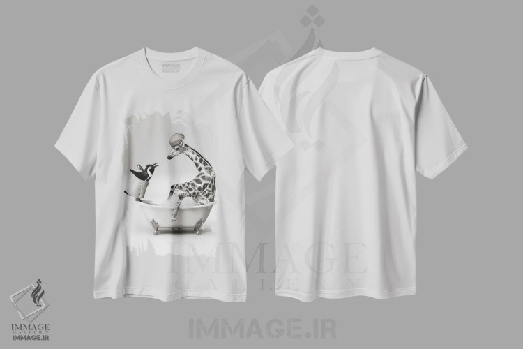 تیشرت سفید طرح دار پنگوئن و زرافه در حمام، هنر دیجیتال سیاه و سفید اثر جوفری فیلیپ | فروشگاه ایماژ