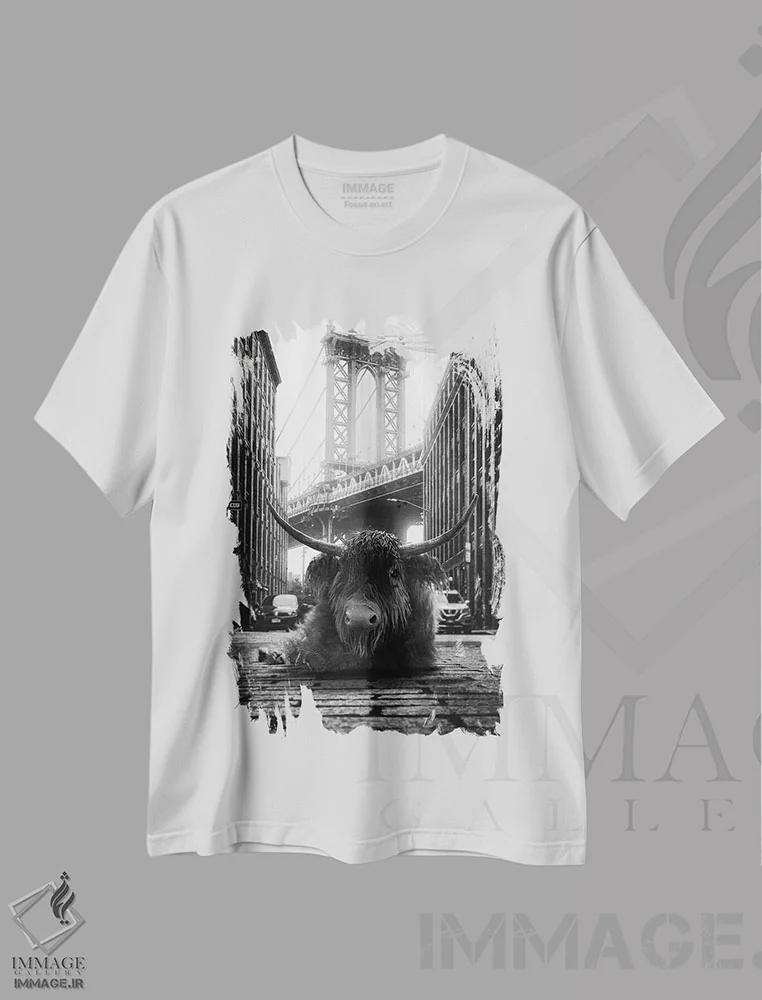 تیشرت سفید طرح دار گاو کوهستانی در خیابان، هنر دیجیتال سیاه و سفید اثر جوفری فیلیپ | فروشگاه ایماژ