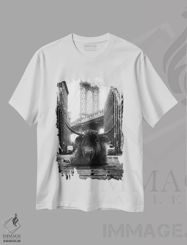 تیشرت سفید طرح دار گاو کوهستانی در خیابان، هنر دیجیتال سیاه و سفید اثر جوفری فیلیپ | فروشگاه ایماژ