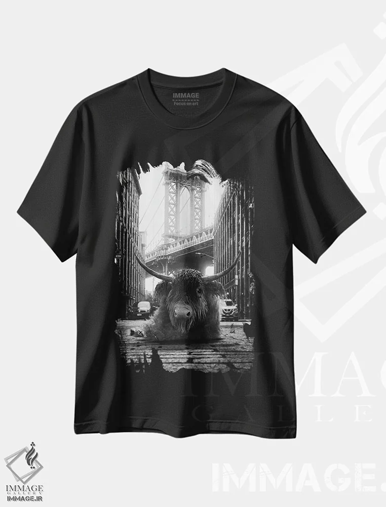 تیشرت مشکی طرح دار گاو کوهستانی در خیابان، هنر دیجیتال سیاه و سفید اثر جوفری فیلیپ | immage.ir