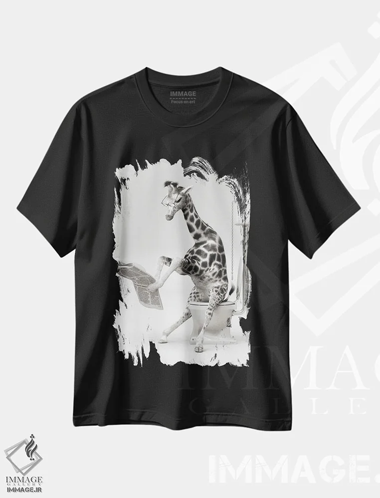 تیشرت مشکی طرح دار زرافه در توالت، هنر دیجیتال سیاه و سفید اثر جوفری فیلیپ | فروشگاه ایماژ