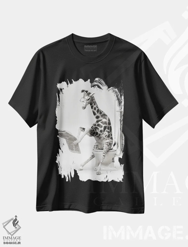 تیشرت مشکی طرح دار زرافه در توالت، هنر دیجیتال سیاه و سفید اثر جوفری فیلیپ | فروشگاه ایماژ