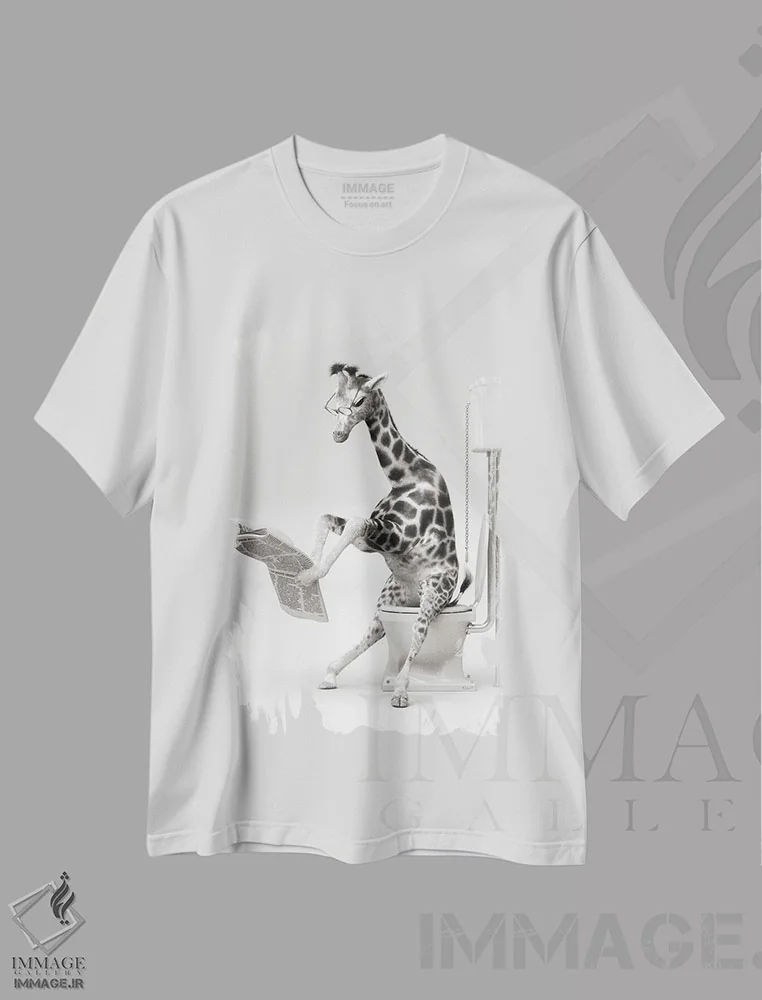 تیشرت سفید طرح دار زرافه در توالت، هنر دیجیتال سیاه و سفید اثر جوفری فیلیپ | immage.ir