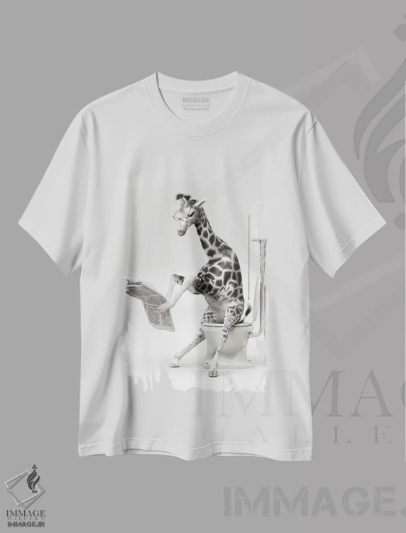 تیشرت سفید طرح دار زرافه در توالت، هنر دیجیتال سیاه و سفید اثر جوفری فیلیپ | immage.ir
