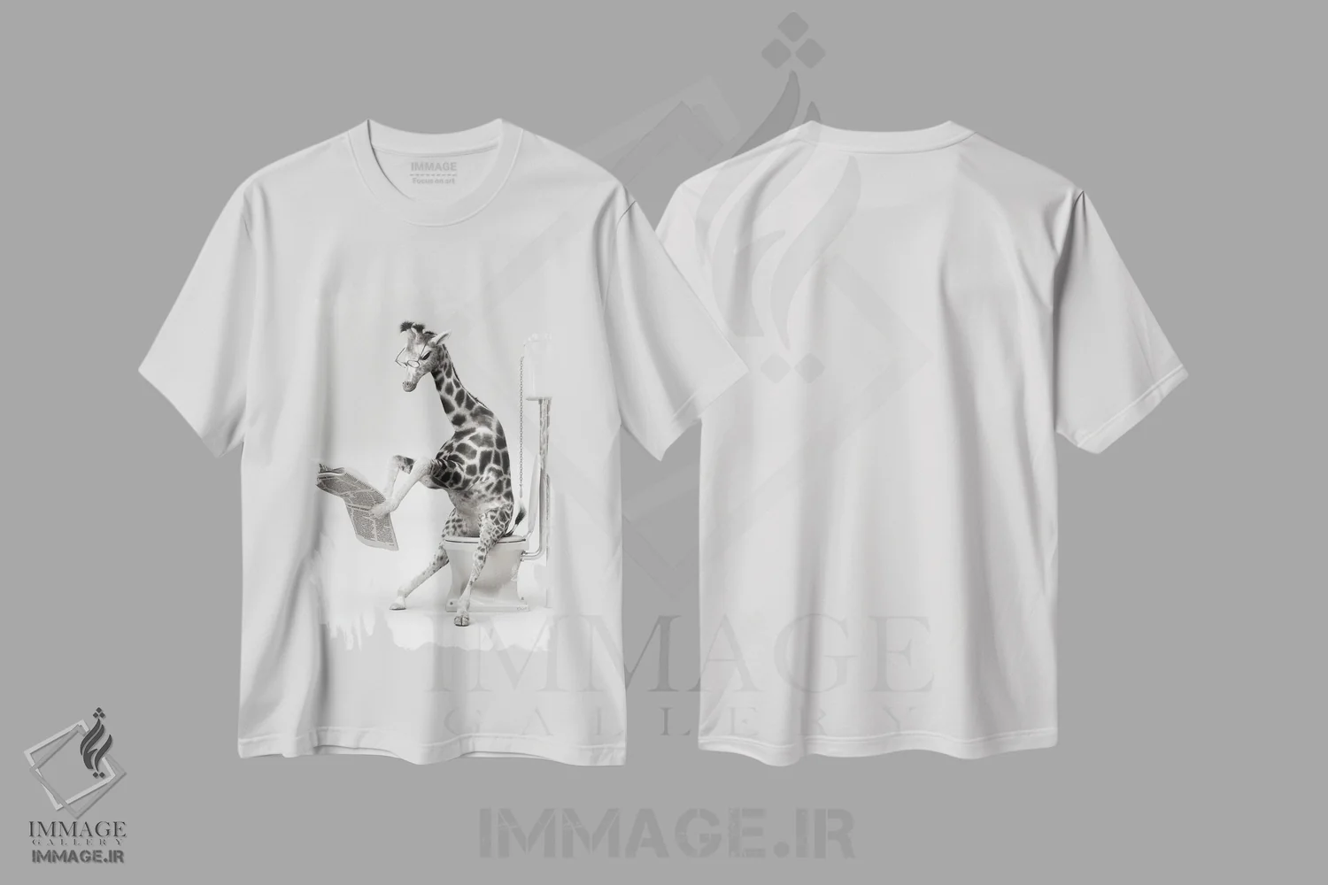 تیشرت سفید طرح دار زرافه در توالت، هنر دیجیتال سیاه و سفید اثر جوفری فیلیپ | immage.ir