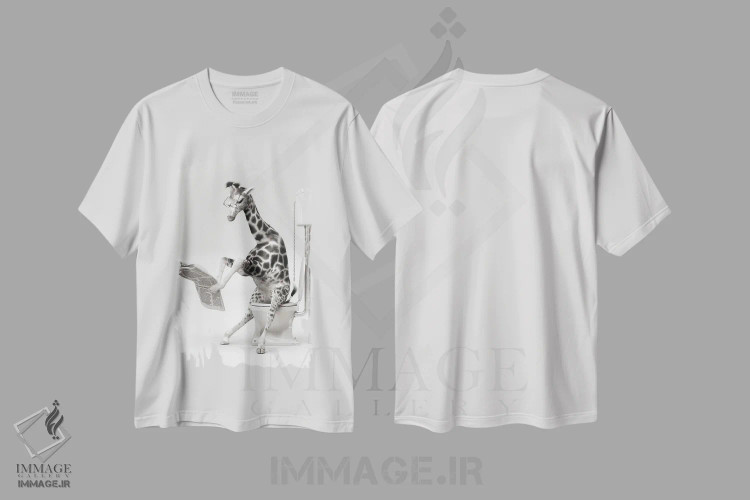 تیشرت سفید طرح دار زرافه در توالت، هنر دیجیتال سیاه و سفید اثر جوفری فیلیپ | immage.ir
