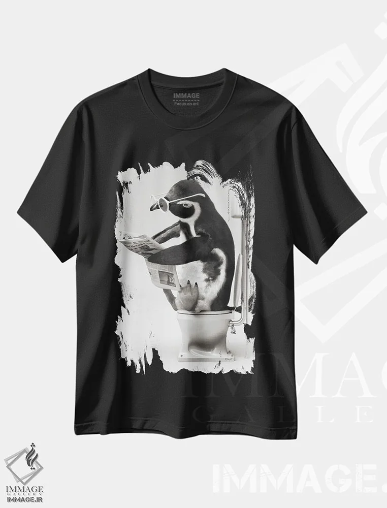 تیشرت مشکی طرح دار پنگوئن در توالت سیاه و سفید، هنر دیجیتال سیاه و سفید اثر جوفری فیلیپ | immage.ir