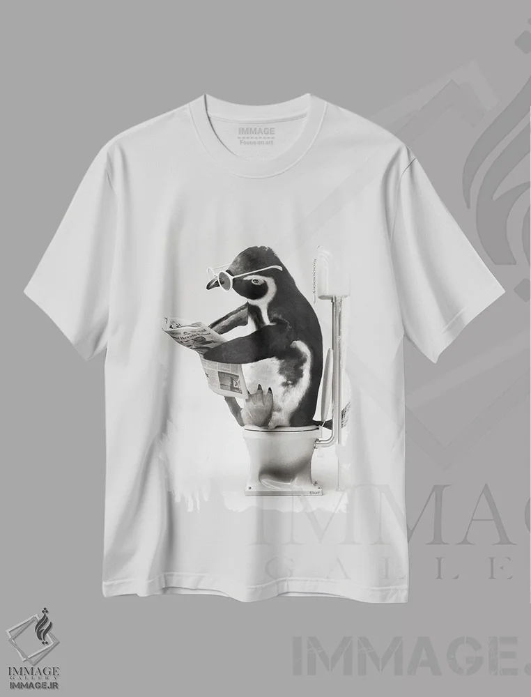 تیشرت سفید طرح دار پنگوئن در توالت سیاه و سفید، هنر دیجیتال سیاه و سفید اثر جوفری فیلیپ | فروشگاه ایماژ