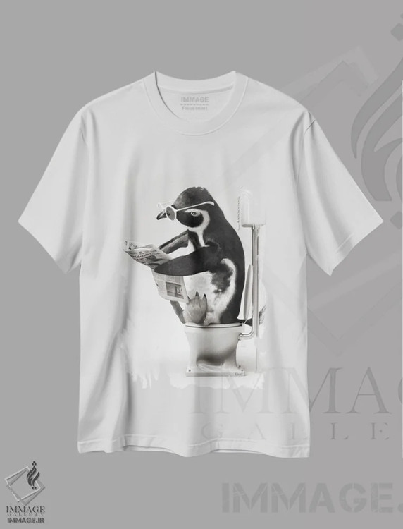 تیشرت سفید طرح دار پنگوئن در توالت سیاه و سفید، هنر دیجیتال سیاه و سفید اثر جوفری فیلیپ | فروشگاه ایماژ