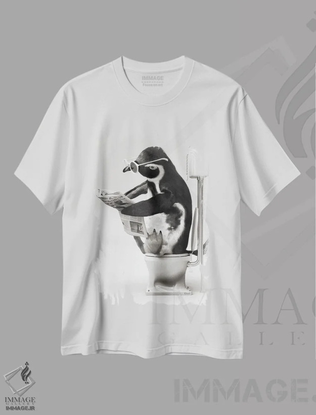 تیشرت سفید طرح دار پنگوئن در توالت سیاه و سفید، هنر دیجیتال سیاه و سفید اثر جوفری فیلیپ | فروشگاه ایماژ