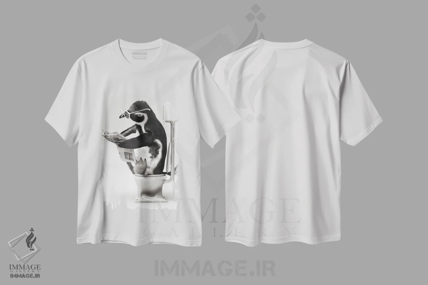 تیشرت سفید طرح دار پنگوئن در توالت سیاه و سفید، هنر دیجیتال سیاه و سفید اثر جوفری فیلیپ | فروشگاه ایماژ