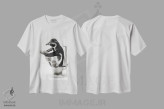 تیشرت سفید طرح دار پنگوئن در توالت سیاه و سفید، هنر دیجیتال سیاه و سفید اثر جوفری فیلیپ | فروشگاه ایماژ