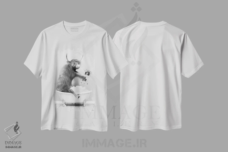 تیشرت سفید طرح دار دفترچه گاو کوهستانی در حمام، هنر دیجیتال سیاه و سفید اثر جوفری فیلیپ | immage.ir