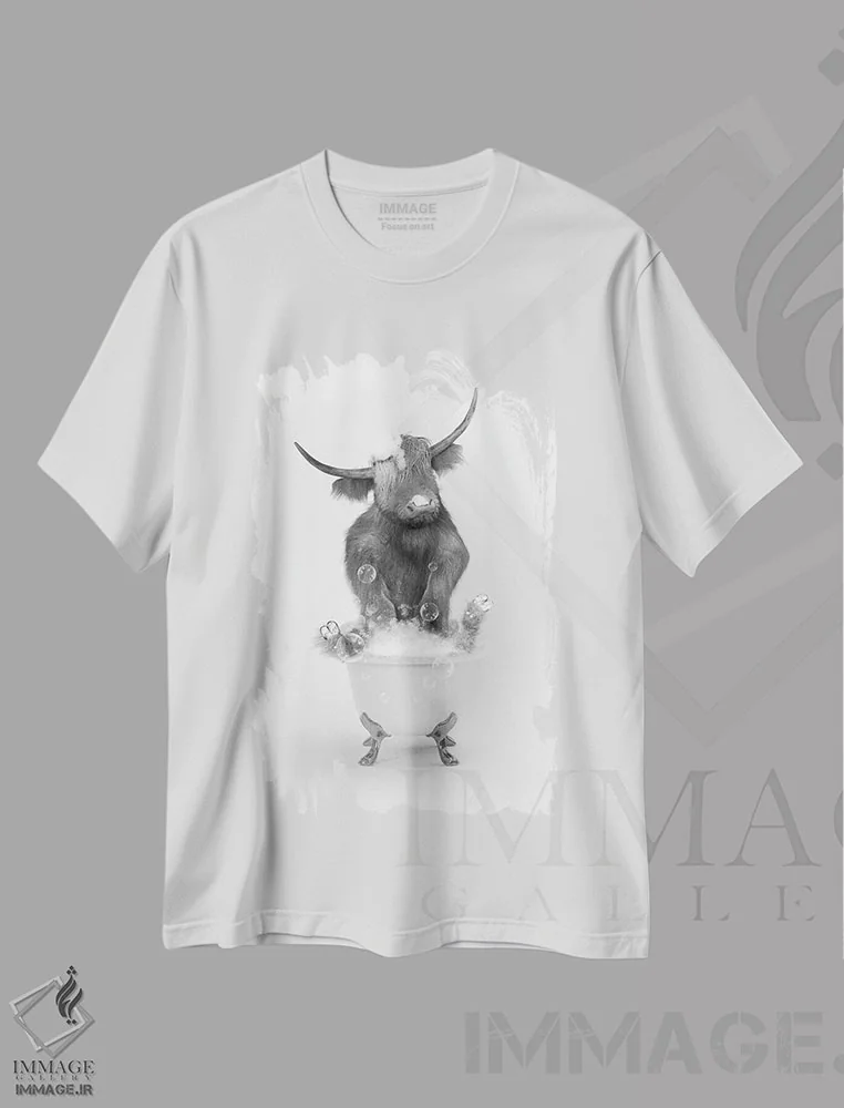 تیشرت سفید طرح دار گاو کوهستانی در حمام جلویی، هنر دیجیتال سیاه و سفید اثر جوفری فیلیپ | فروشگاه ایماژ