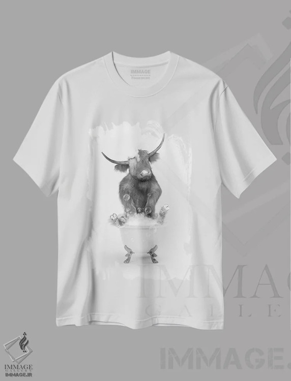 تیشرت سفید طرح دار گاو کوهستانی در حمام جلویی، هنر دیجیتال سیاه و سفید اثر جوفری فیلیپ | فروشگاه ایماژ
