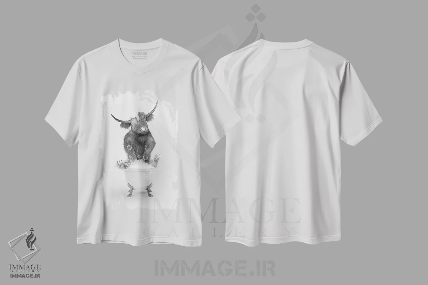 تیشرت سفید طرح دار گاو کوهستانی در حمام جلویی، هنر دیجیتال سیاه و سفید اثر جوفری فیلیپ | فروشگاه ایماژ