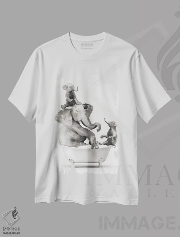 تیشرت سفید طرح دار فیل و بچه در حمام در حال خوش گذرانی، هنر دیجیتال سیاه و سفید اثر جوفری فیلیپ | فروشگاه ایماژ