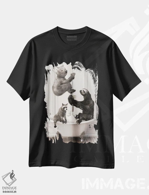 تیشرت مشکی طرح دار تنبل و کوالا در حمام، هنر دیجیتال اثر جوفری فیلیپ | فروشگاه ایماژ