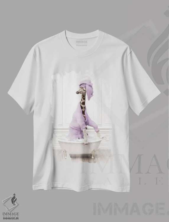 تیشرت سفید طرح دار زرافه در حمام با حوله حمامی، هنر دیجیتال اثر جوفری فیلیپ | فروشگاه ایماژ
