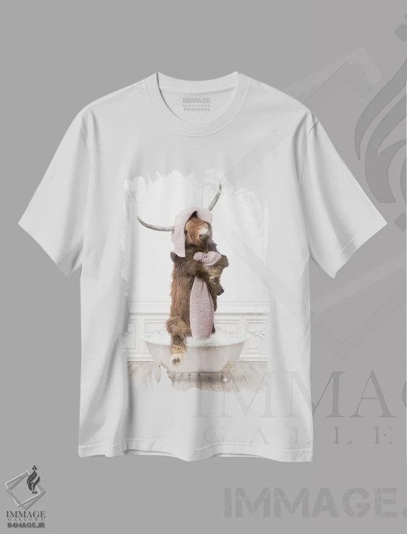 تیشرت سفید طرح دار گاو کوهستانی در حمام با حوله حمامی، هنر دیجیتال اثر جوفری فیلیپ | immage.ir