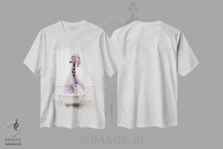 تیشرت سفید طرح دار زرافه در حمام با حوله حمامی، هنر دیجیتال اثر جوفری فیلیپ | فروشگاه ایماژ