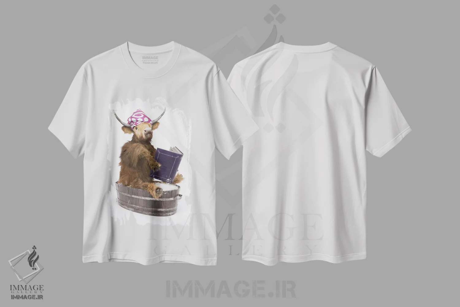 تیشرت سفید طرح دار گاو کوهستانی در حمام، هنر دیجیتال اثر جوفری فیلیپ | immage.ir