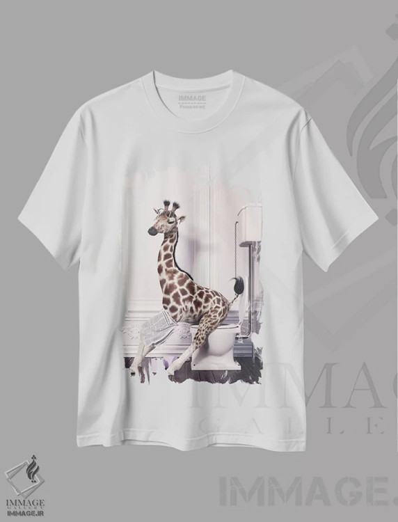 تیشرت سفید طرح دار زرافه در توالت در حال خواندن روزنامه، هنر دیجیتال اثر جوفری فیلیپ | فروشگاه ایماژ