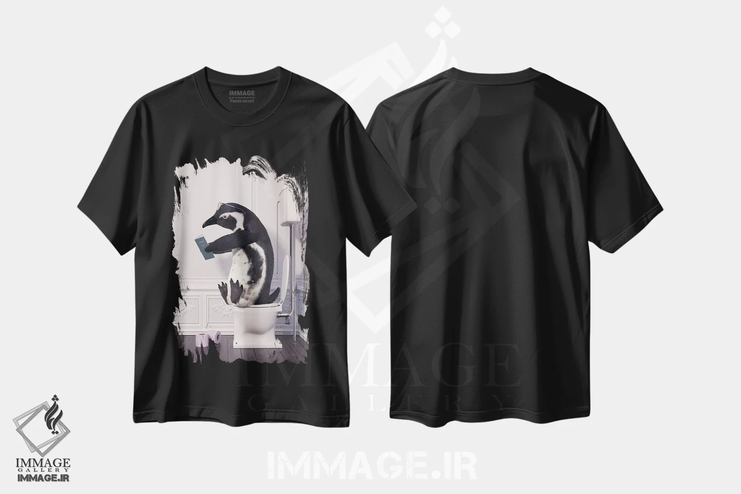 تیشرت مشکی طرح دار پنگوئن در توالت در حال خواندن کتاب، هنر دیجیتال اثر جوفری فیلیپ | فروشگاه ایماژ
