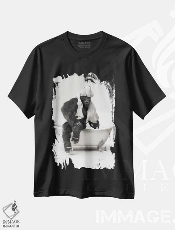 تیشرت مشکی طرح دار گوریل در وان حمام، هنر دیجیتال سیاه و سفید اثر جوفری فیلیپ | immage.ir