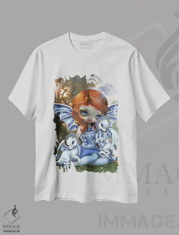 تیشرت سفید طرح دار اژدهای کوچک بید آبی، دکوراسیون جایگزین اثر جزمین بکِت-گریفیت | immage.ir