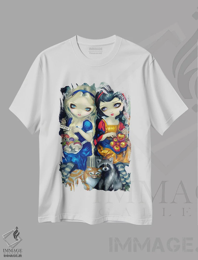 تیشرت سفید طرح دار آلیس و سفیدبرفی، دکوراسیون جایگزین اثر جزمین بکِت-گریفیت | immage.ir
