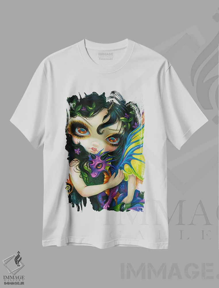 تیشرت سفید طرح دار اژدهای کوچک عزیز، دکوراسیون جایگزین اثر جزمین بکِت-گریفیت | immage.ir