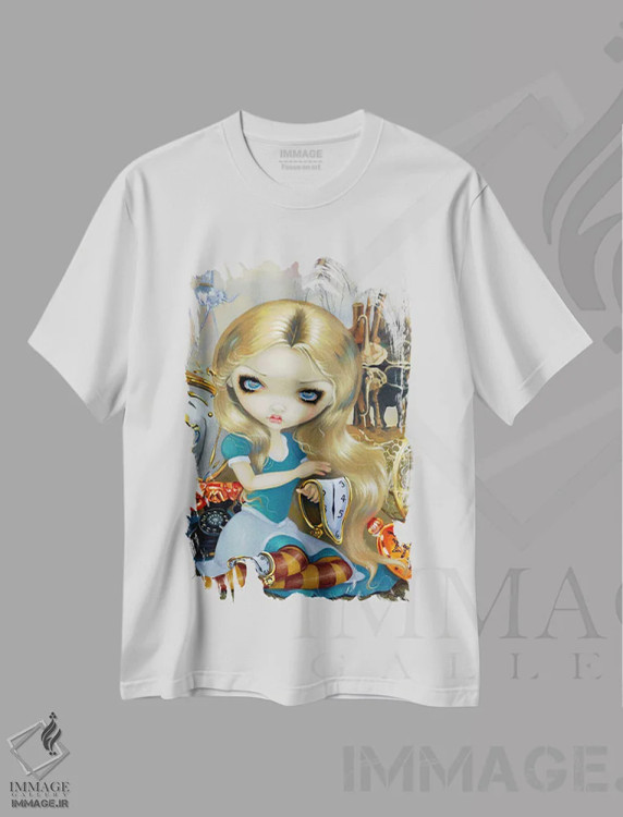 تیشرت سفید طرح دار آلیس در رویای دالی، دکوراسیون جایگزین اثر جزمین بکِت-گریفیت | immage.ir