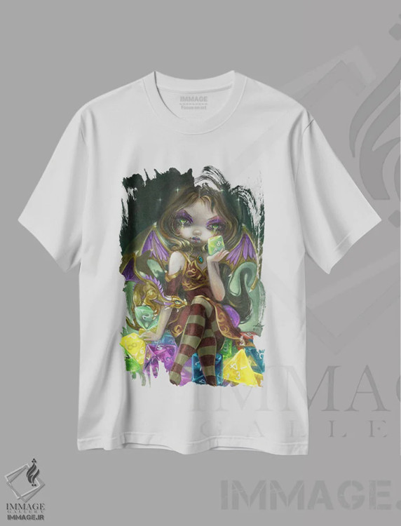 تیشرت سفید طرح دار شاهزاده اژدهای کوچک تاس، دکوراسیون جایگزین اثر جزمین بکِت-گریفیت | immage.ir